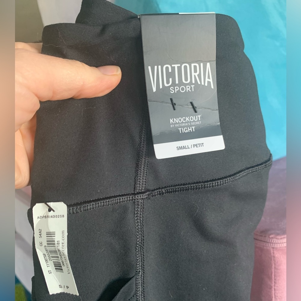 NWT Victoria’s Secret knockout leggings in size small. Color is black